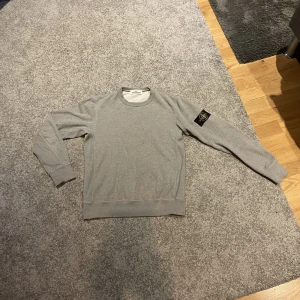 Stone Island sweatshirt - Säljer min stone island tröja för den är för liten. Den är självklart äkta köpt på Cenino.