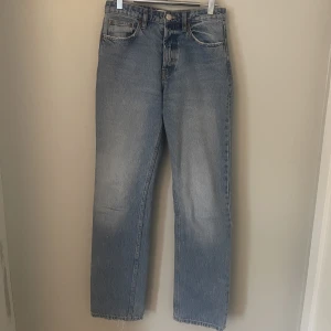 Jeans - Säljer dessa populära zara jeans i en fin ljusblå färg. Modellen är straight leg och de är i bra skick💗✨💖