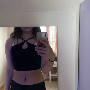 Tröja - denna är i exakt samma modell och storlek som den vita, samma sak gäller här. Jag tar då inte på mig den lika ofta längre, den är i storlek S💞💞