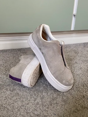 Eytys skor - Doja sneaker - Säljer mina grå Eytys, storlek 38, i mocka! Använda endast ett tiotal gånger så sulan är fortfarande hyfsat ren och mockat är i princip fläckfri💕 Ordinarie pris: 2000kr 