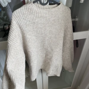Beige stickad tröja - Beige stickad tröja Strl S