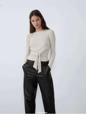 Zara tröja  - Fin tröja från zara som köptes för ca 4 år sedan. Nästan helt oanvänd och har inga defekter. Frakt tillkommer.