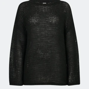 Ihålig bikbok tröja - Säljer denna nya o trendiga bikbok tröjan som jag nyligen köpt och använt två gånger men nu ångrat mig och inte vill ha den och därför vill sälja 💞 (sista bilden är hur den ser ut på) 