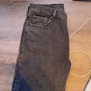 Gråa weekday jeans 29/32 - 10/10 skick. Säljs inte längre 