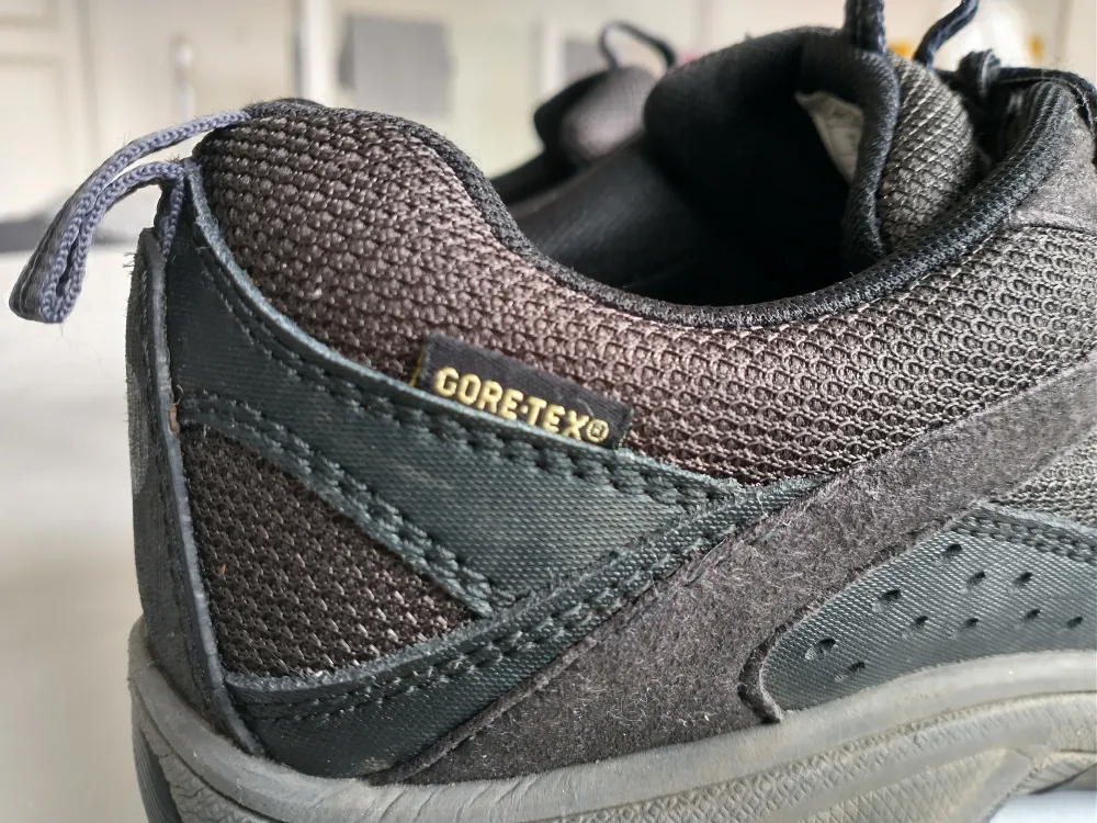 Merrell vandringsskor säljes i fint skick.   Storlek 40 Innermått ca 25,5 cm Nypris 1200:-  Ett par fotriktiga vandringsskor som passar lika bra till din härliga skogspromenad som för långvandring. Stabil sula som passar alla underlag. Har Gore-Tex som gö. Skor.