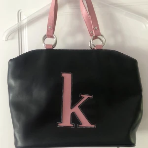 2000s väska  - Jättefin väska som knappt använts! Skriv om ni har fler frågor! 