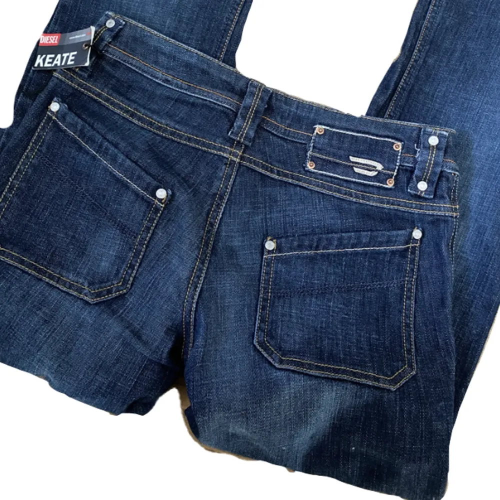 !! OBS: säljer endast via köp nu, så kontakta innan du köper!! :) Straight low rise jeans från Diesel med lappen kvar. Midja 24 (36 cm) och längd 32 (82 cm innerben). Priset är förhandlingsbart! :D. Jeans & Byxor.