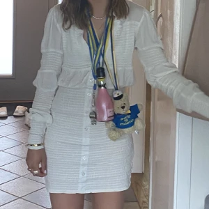 Studentklänning - Säljer min studentklänning från ASOS strl 34/XS. Bara använd på studenten så den är som ny!