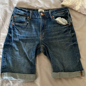 Jeansshorts 150 - Jeansshorts i nyskick storlek 150
