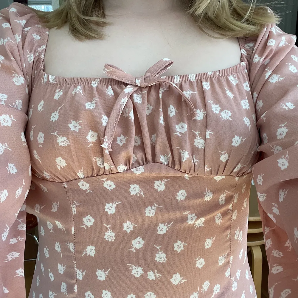  Denna fina sommar klänningen är använd en gång på min kusins student förra året så den är typ i nyskick storlek s 💗💗💗. Klänningar.