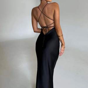 Säljer denna populära helt nya klänning från ZoeMoore.🩷 orginalpris 399kr.