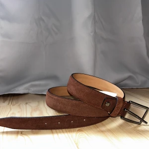 Bälte Suede - Bälte i brun äkta suede/mocka. Passar för storlek L och över. Helt oanvänd och nypris på 800