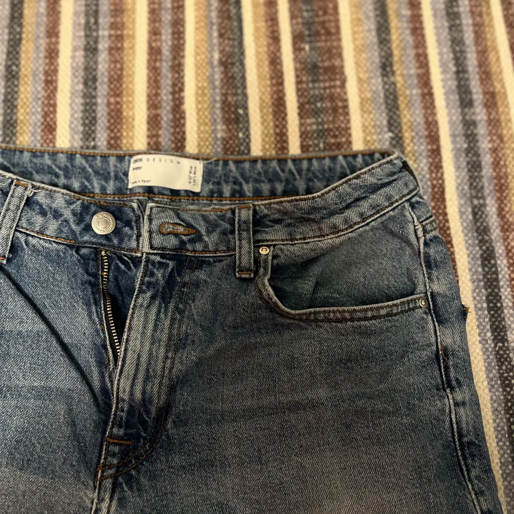 Baggy Jeans från Asos. Inga defekter och passformen är bra.. Jeans & Byxor.