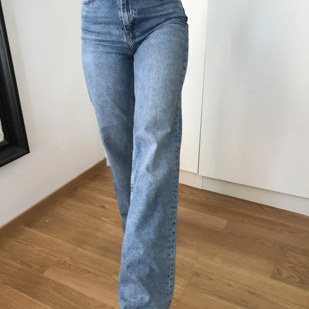 Helt nya jeans, utsvängda jeans . Jeans & Byxor.