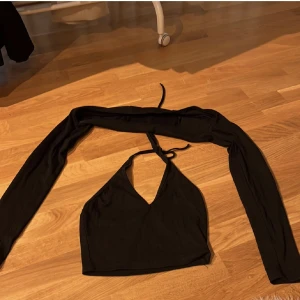 Ärmar + topp - Ett set med ärmar och halterneck topp! 100kr för båda (frakt 60kr). Storlek XS