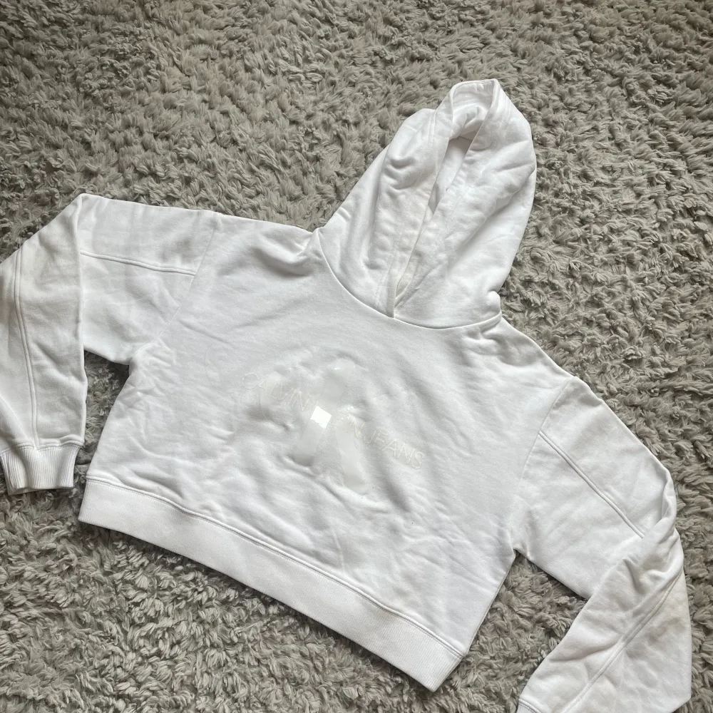 Cropped Hoodie från Calvin Klein som inte kommer till användning längre. Använd några gånger men fortfarande fin. Hoodies.