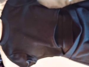 Fin svart klänning med snitt på magen - Den är köpt från Hm för ungefär 2 år sedan men så gott som ny. Den har ett snitt i magen och är ganska kort för mig som är 168cm