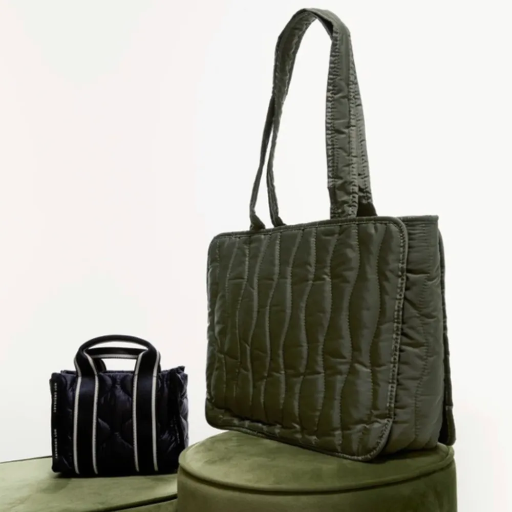 Rymlig väska från Zara  Använd endast en gång. Superfin khaki grön färg . Väskor.