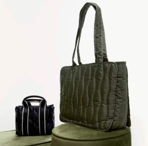 Rymlig väska från Zara  Använd endast en gång. Superfin khaki grön färg 