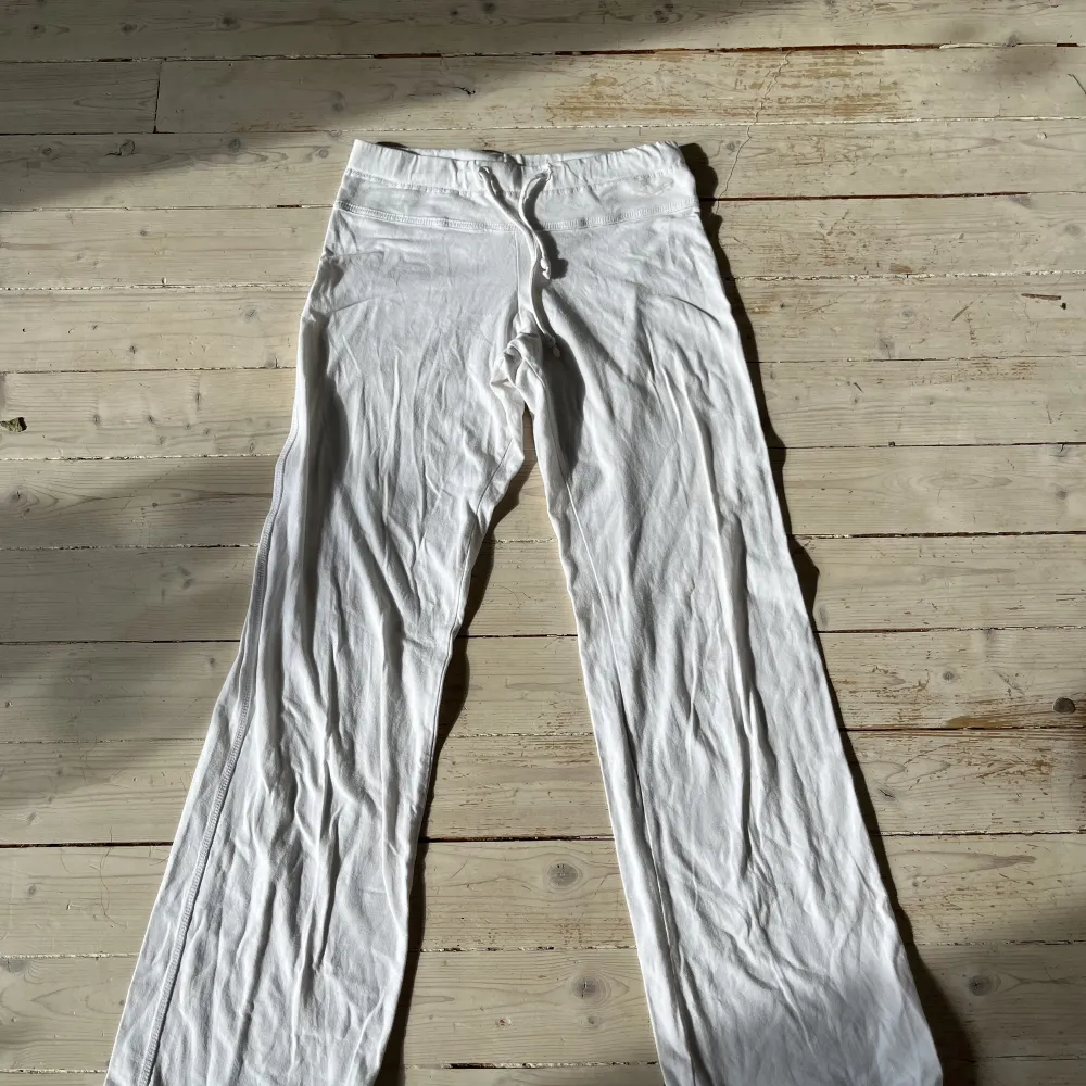 Säljer mina vita träningsbyxor från Röhnisch! Aldrig använda! Jättefina men säljer pga att dom är för korta för mig:( skriv om du har några frågor 💓. Jeans & Byxor.