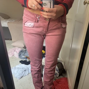 Low Rise jeans  - Säljer dessa vintage röda lågmidajade jeans som jag köpte på sellpy, dem är i ny skick då jag aldrig använt dem.
