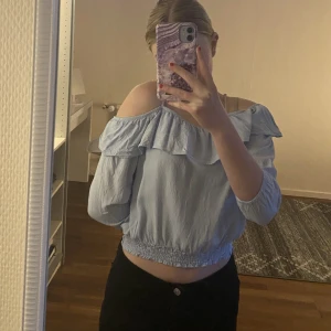 Söt topp - En söt sommartopp i en så himla drömmig ljusblå färg☁️💗 Använd men toppenskick! Så fin till sommaren och är jättesnygg till lågmidjat🌷✨ Hör av dig vid funderingar! Postar samma dag!!