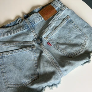 Levis 501 shorts - Modell 501. Storlek 26 och passar mig som har S men även en XS beroende på hur man vill att de ska sitta. Inte så mycket använda så de är i bra skick🩵 skriv för bilder på