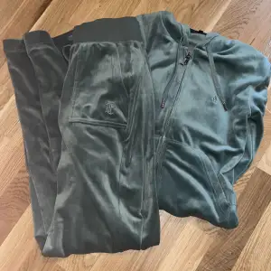 Grönt Juicy Set i storlek Xs, Båda tröjan och byxorna är i mycket bra skick och är endast använda ett fåtal gånger💚 Köparen står för frakten