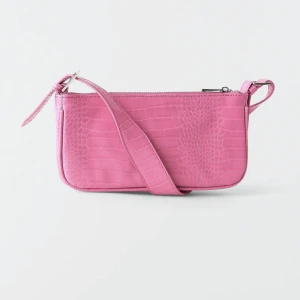 Rosa baguetteväska - Säljer denna fina baguetteväska köpt från Gina tricot. Aldrig använd.🌺  Köparen står för frakten 