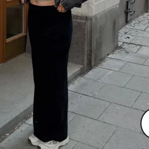 Lång kjol - Säljes endast pga för liten. Storlek S. (Första bild referensbild) Möts endast upp i Göteborg med omnejd alt Kalmar/Öland.