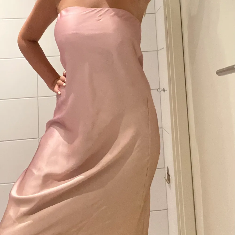 Helt ny klänning från zara, tror jag köpte för 500 kr, den finns kvar på hemsidan. Den är aldrig använd då jag ej riktigt gilla hur den satt på mig. Men super fin kvalitet och söt till sommaren.  (Den är rosa där uppe och champagne färgad längre ner). Klänningar.