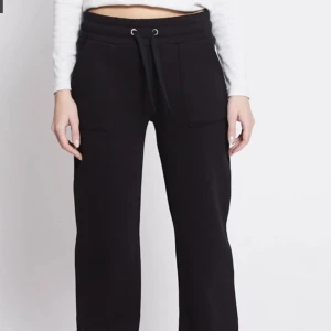 Mjukisbyxor  - Svarta mjukisbyxor storlek M men sitter som S, använd 1 gång endast 