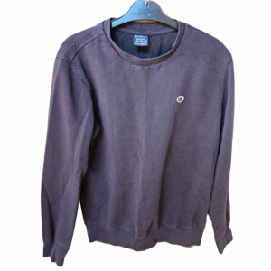 Champion Sweatshirt - Svart Champion Sweatshirt i storlek M, sitter mer som S. Nypris 399kr
