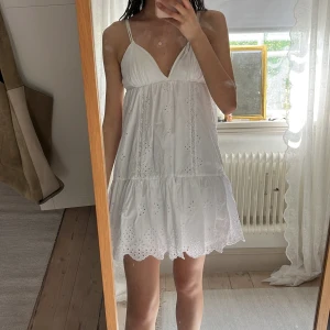 Zara klänning  - Säljer denna superfina zara klänning i storlek xs och nyskick med justerbara axelband!