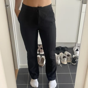 Kostymbyxor 🖤 - Ett par högmidjade raka kostymbyxor från H&M! Är i storlek 36. Kommer ej till användning längre, därav säljer jag de. Är lite små slitna mellan låren🖤