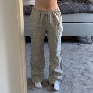 Beiga Linnebyxor  - Säljer mina beiga linnebyxor från Chelsea då de inte kommer till användning längre! De har en liten defekt (skriv privat så skickar jag bild på det) men det är inget som syns eller märks ☺️ jag är ca 155 cm lång för referens 