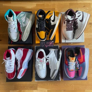Jordan 1 High, Jordan 11, Jordan 3, Air Force 1 - 2100kr Turbo, 7,5-8/10, 44.  1700-1800kr Taxi, 9/10, 44. 2500-2700kr Amm, 9,5/10 42,5. 2500-2600kr Cherry, DS, 42,5.  2600kr Reimagined, VNDS, 42. 2000-2200kr UNFTD, DS, 42,5.