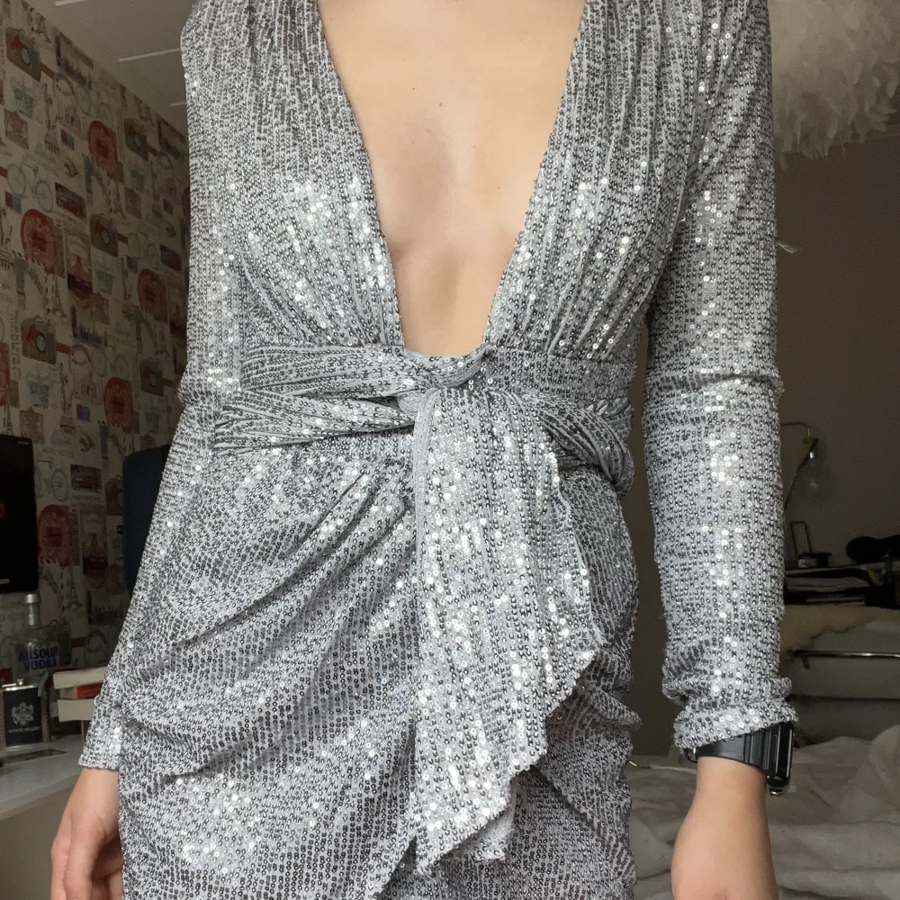 En superfin paljettklänning i färgen grå som inte är använd, bara provad. Relativt kort utan att visa häcken för oss längre. Klänning i bra skick. Kanske årets nyårsklänning? . Klänningar.
