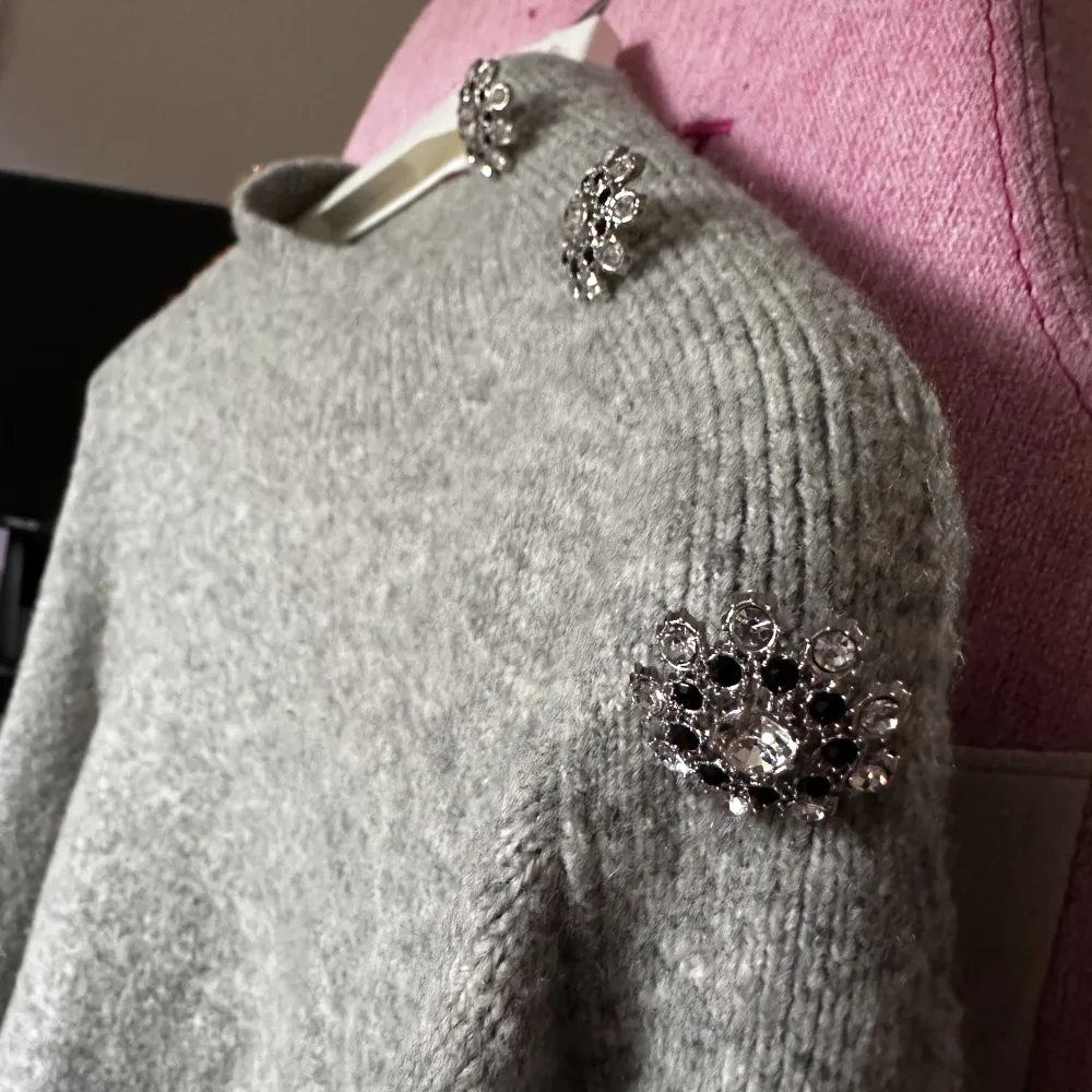 En grå tjocktröja med små