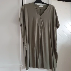 Tunika  - Olivgrön tunika från H&M, troligtvis storlek XL.  Mjuk och skön.  100% viskos. 