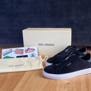 Arigato skor - Säljer mina arigato som jag bara gått inomhus några steg tills jag kände att de var för små. (på bilderna ser man att de är oanvända) inklusive skorna får man boxen,påsen och limiterade klistermärken 