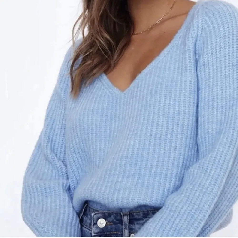 Fin blå stickad tröja från Chiquelle, helt slutsåld på hemsidan. Modellen ”softest knit”. Storleken är Onesize men skulle säga att den är S/M. Köp direkt för 350+ frakt💕. Stickat.