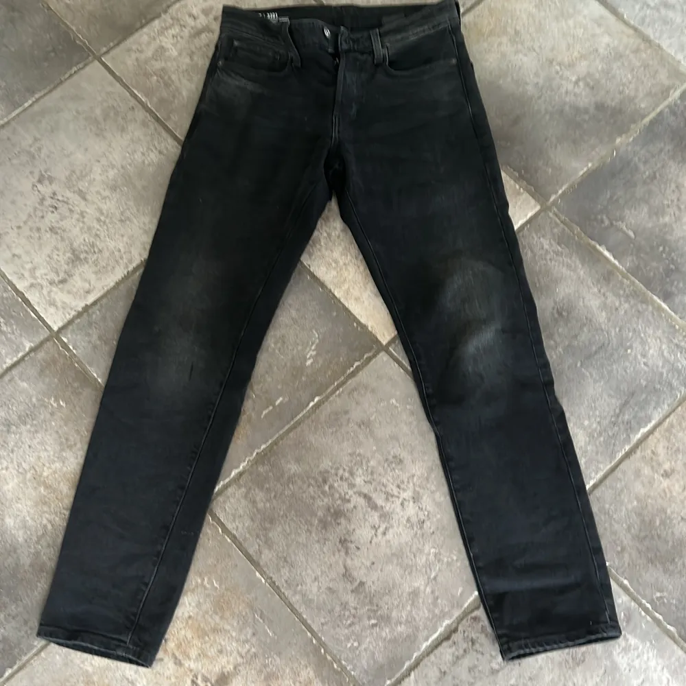 Svarta g-star jeans med black label skick 8/10 då d fint slitars vid bakfickan men inget som syns Ny pris 1300. Jeans & Byxor.
