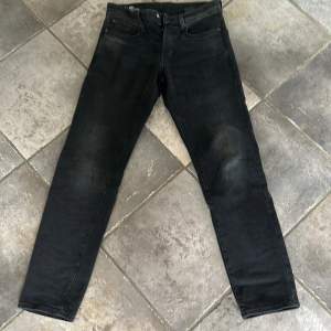 Svarta g-star jeans med black label skick 8/10 då d fint slitars vid bakfickan men inget som syns Ny pris 1300