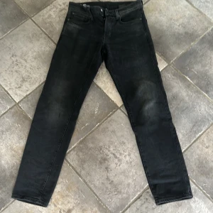 G-star raw straight tapered fit - Svarta g-star jeans med black label skick 8/10 då d fint slitars vid bakfickan men inget som syns Ny pris 1300