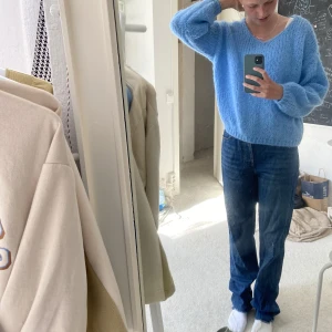 Jeans - Blåa jeans från asos! Avklippta, passar någon runt 180cm men går att klippa av mer! Sparsamt använda, tveka inte att höra av dig vid frågor!💕💕