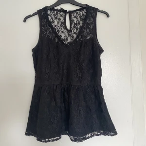 Spetstopp - As snygg volang och spetstopp. Finns ingen lapp men tror storleken är ungefär xs/s. Säljer för 100kr