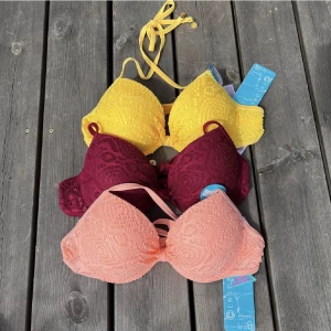 Bikinis - Helt nya bikiniöverdelar som tyvärr va för stora till mig😕Röd= såld!!!  60kr/st ‼️Fraktalternativet stämmer inte‼️