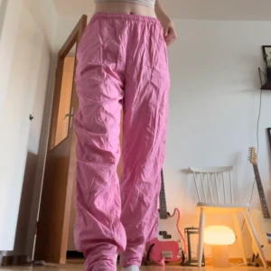 Rosa Ellessebyxor - Rosa trackpants från Ellesse 💖💞 kan mötas upp i Sthlm meller skicka  Passar 34/36 och förmodligen 38