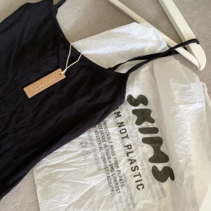 Skims Onyx Soft lounge long slip dress - Oanvänd Skims-klänning i stl S. Lappar kvar. Köparen står för frakt. 